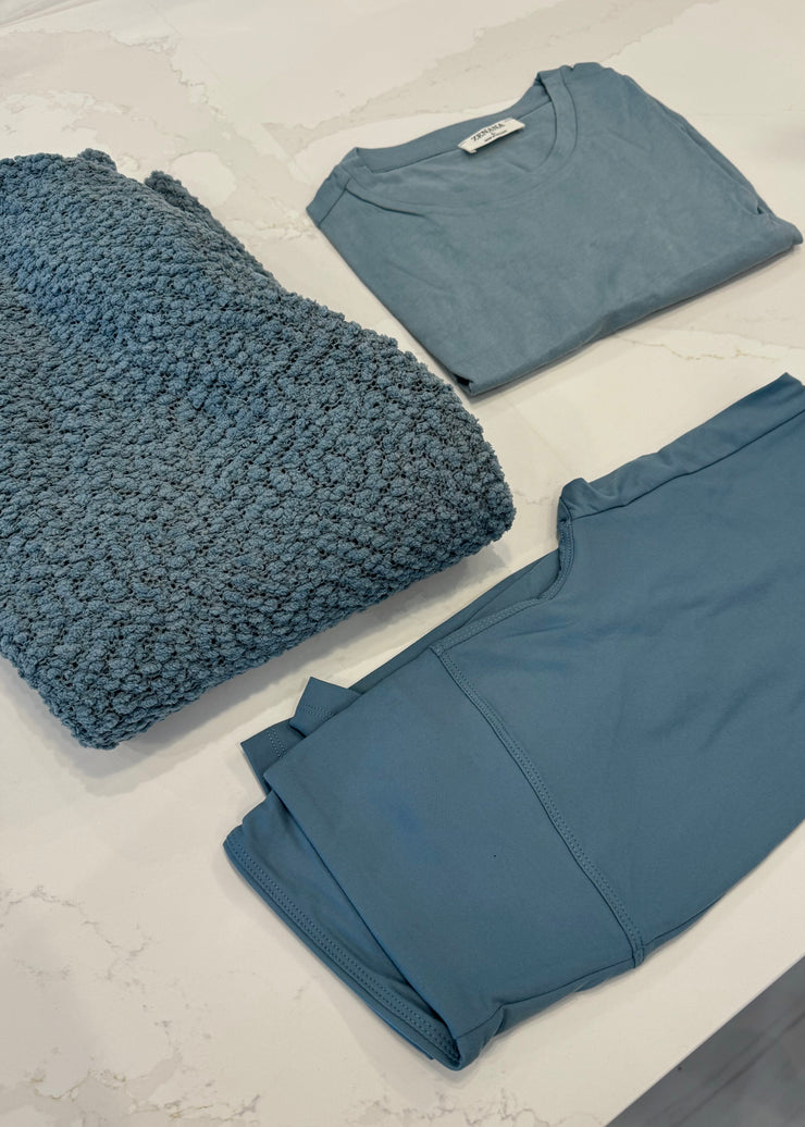 EE Deal of the Day. Look 8: Dusty Blue cardigan tshirt leggings